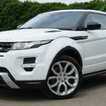 Carro moderno com espaço de placa padrão Mercosul