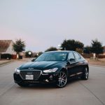 Sedã estacionado em rua pronto para test drive de carro usado