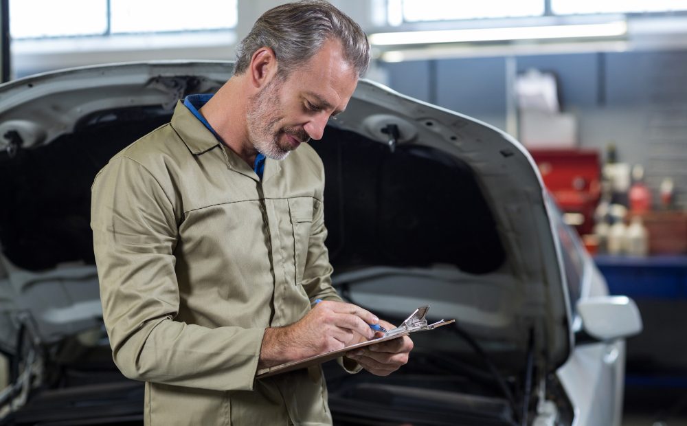 Homem segurando documento Veiculo