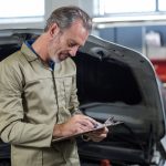 Homem segurando documento Veiculo