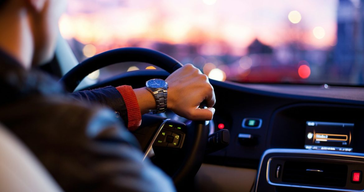 Motorista de aplicativo dirigindo veículo em vistoria