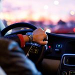 Motorista de aplicativo dirigindo veículo em vistoria