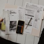 Documentos veiculares sobre uma mesa para consulta de gravame