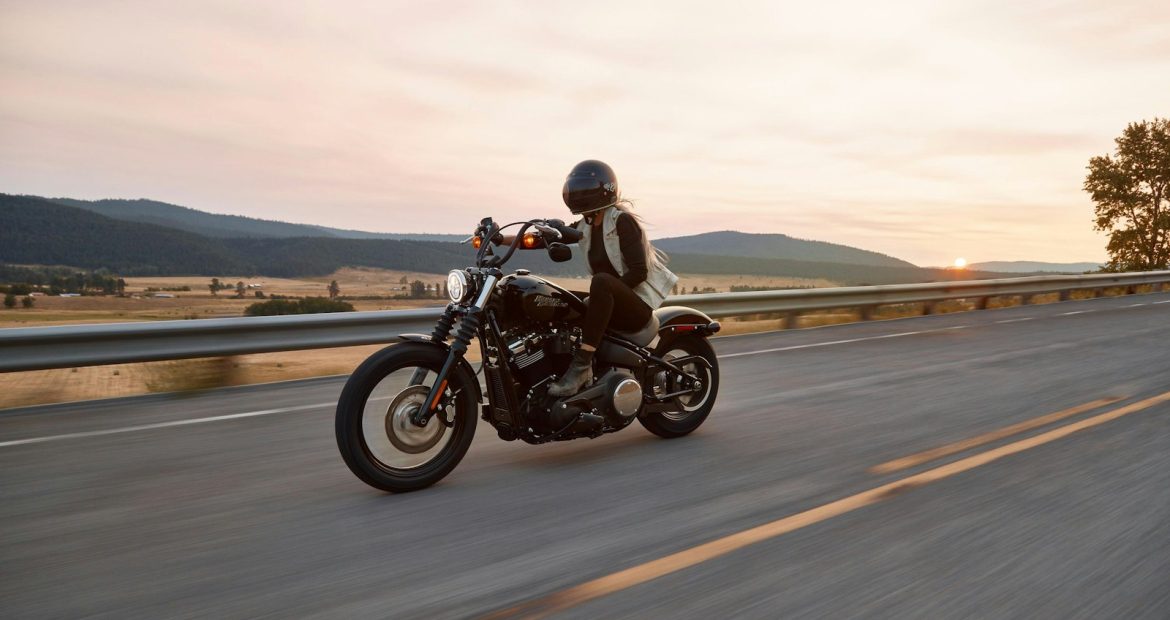 Moto sendo inspecionada por mecânico