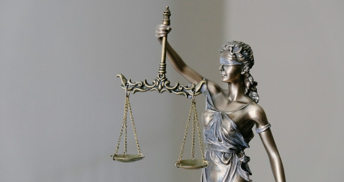 Martelo judicial e documentos jurídicos sobre mesa