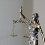 Martelo judicial e documentos jurídicos sobre mesa