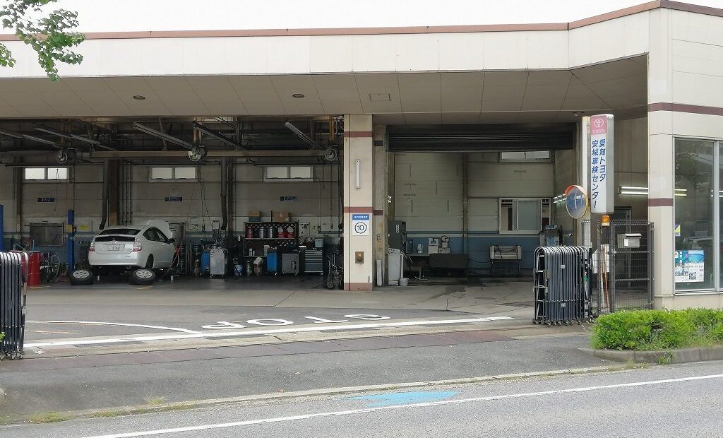 Carro em estação de vistoria veicular durante a inspeção