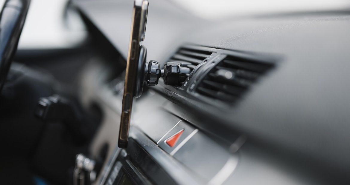 Smartphone com navegação GPS no painel do carro a caminho da vistoria veicular