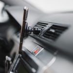Smartphone com navegação GPS no painel do carro a caminho da vistoria veicular