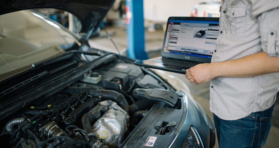 Vistoriador analisando um carro na unidade e mostrando quanto tempo demora uma vistoria veicular