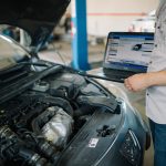 Vistoriador analisando um carro na unidade e mostrando quanto tempo demora uma vistoria veicular