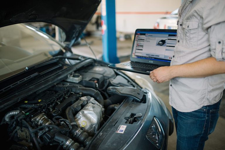 Vistoriador analisando um carro na unidade e mostrando quanto tempo demora uma vistoria veicular
