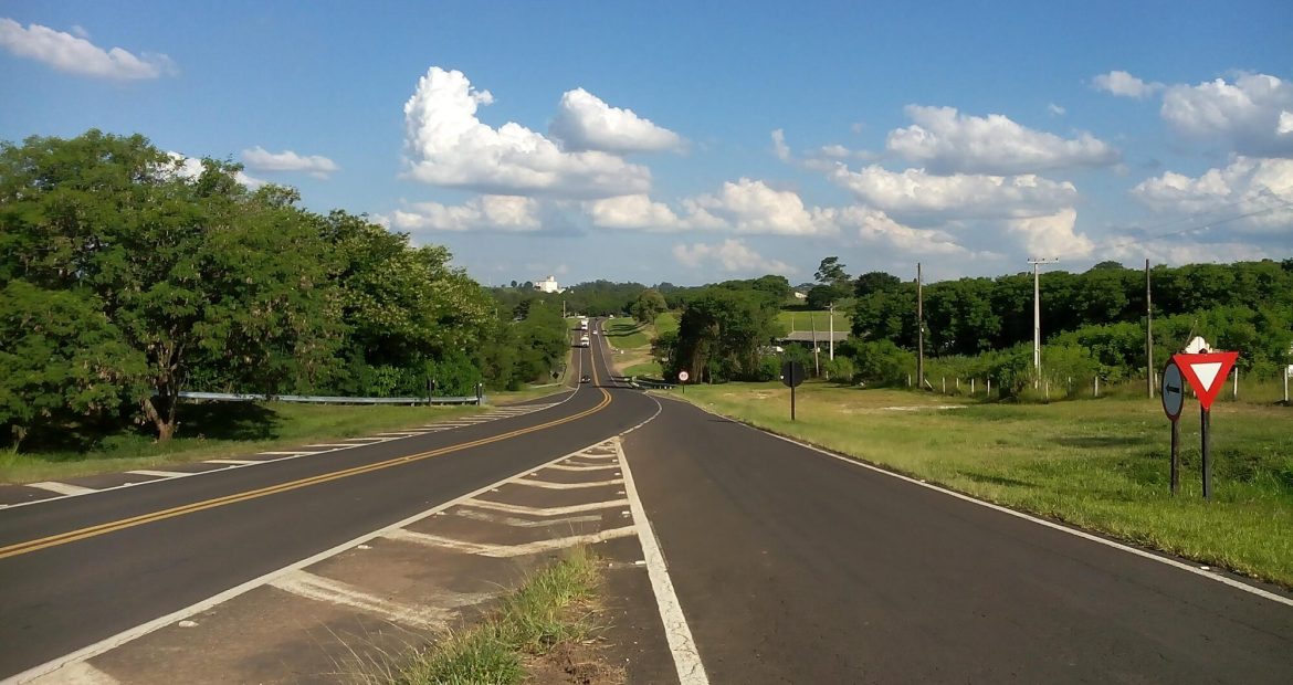 Rodovia entre cidades do interior paulista, região com unidades de vistoria veicular no interior de São Paulo
