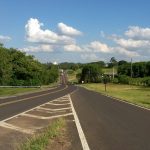 Rodovia entre cidades do interior paulista, região com unidades de vistoria veicular no interior de São Paulo